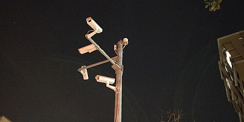 거리에 설치된 여러 대의 CCTV 감시 카메라